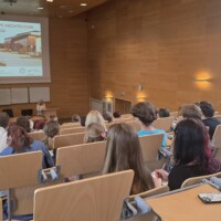 Sala wykładowa ze studentami, inne ujęcie